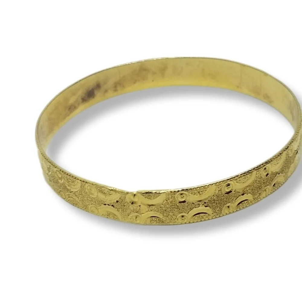 VINTAGE GOLDPLATED BANGLE BRACELET WITH DIAMOND CUT DESIGN DETAIL